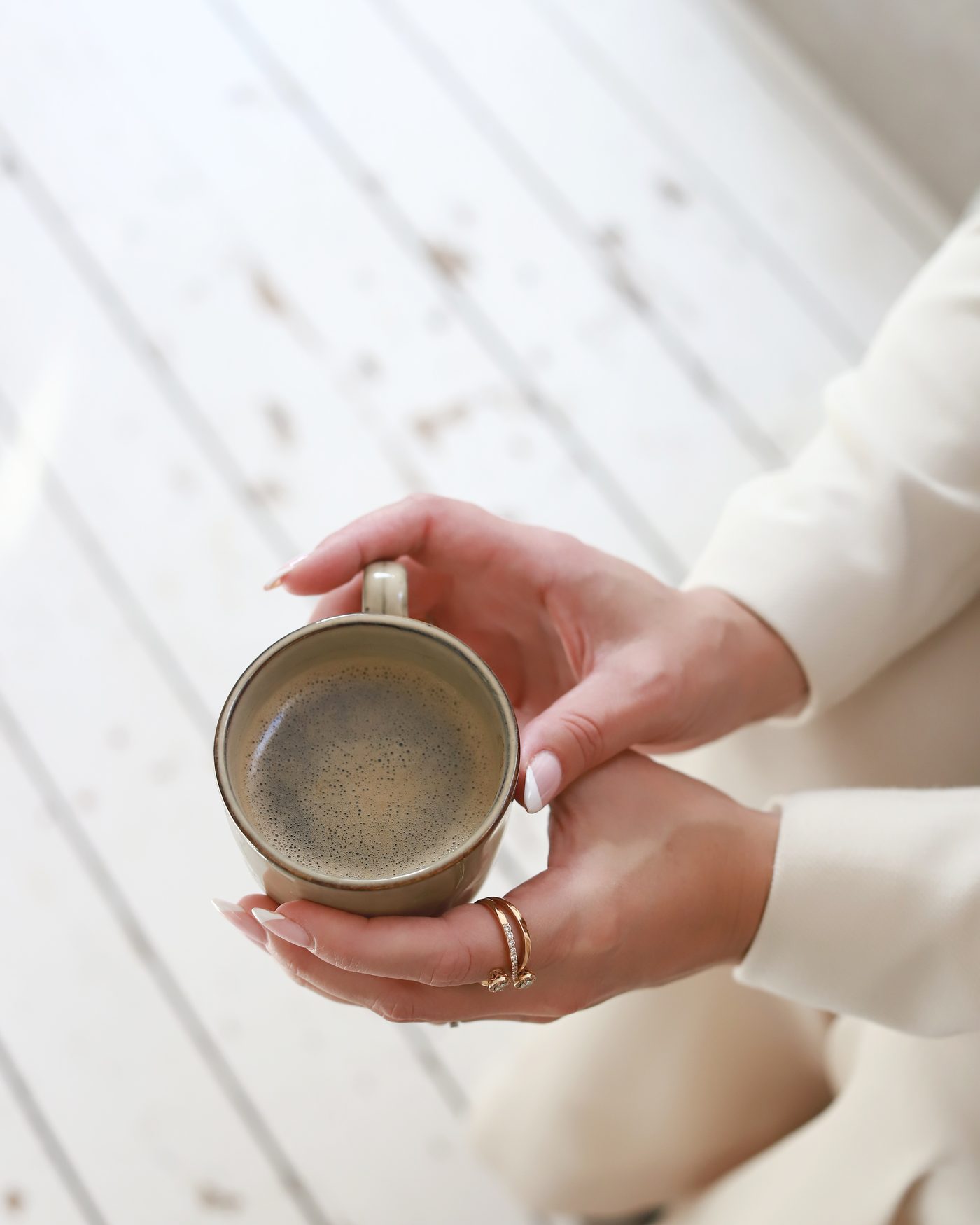 Sabine met een kop koffie in haar handen