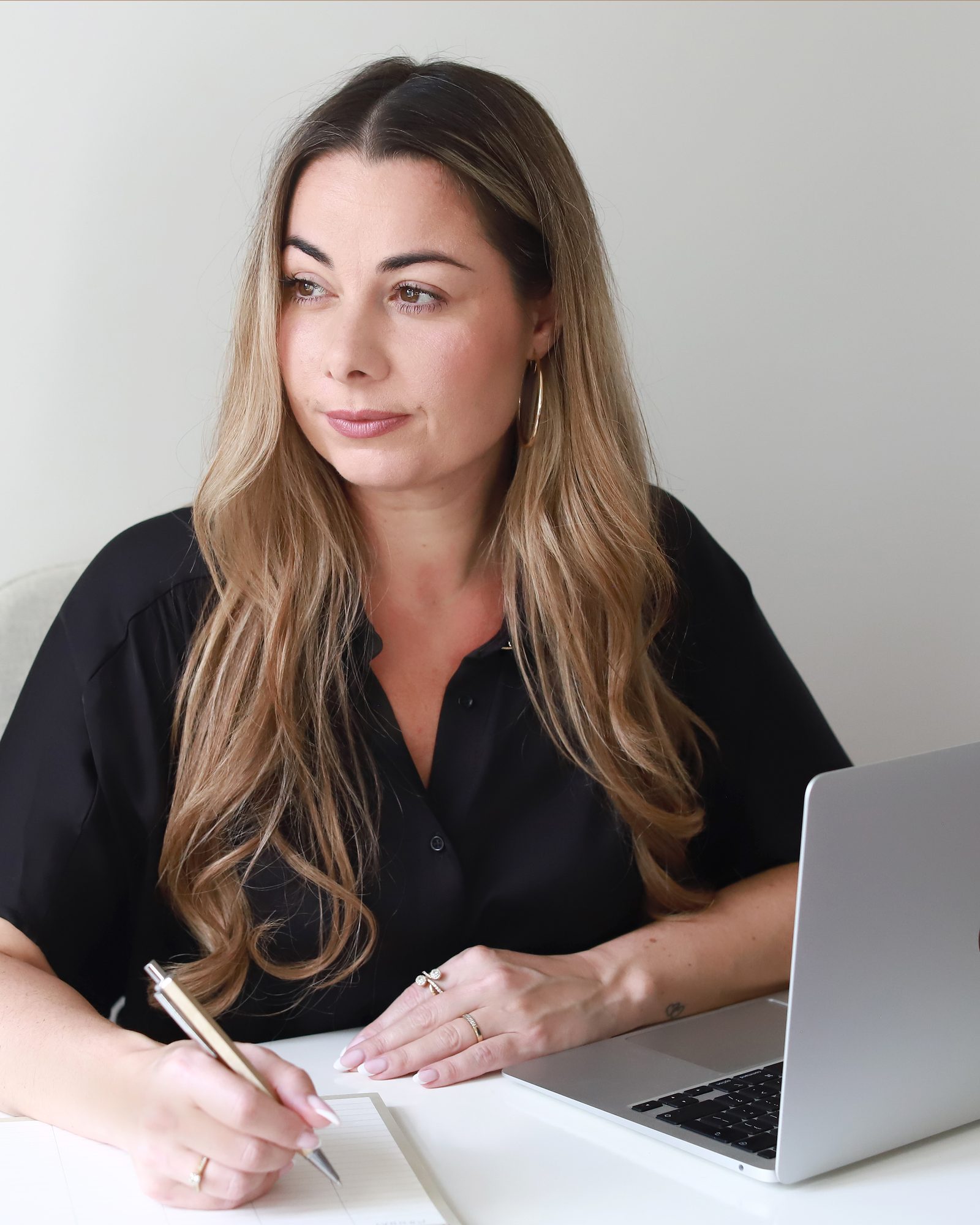 Sabine Saindrenan aan haar bureau, HR-adviseur en oprichter van Saindrenan HR Solutions