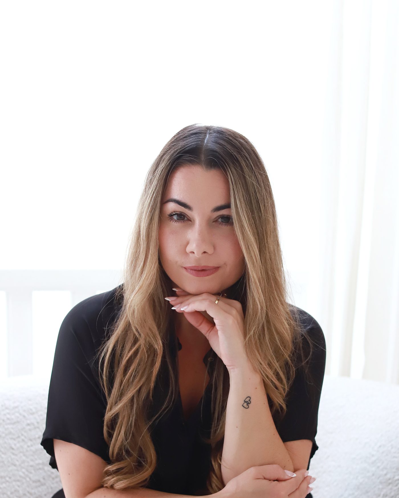 Sabine Saindrenan, zittend met de hand onder haar kin